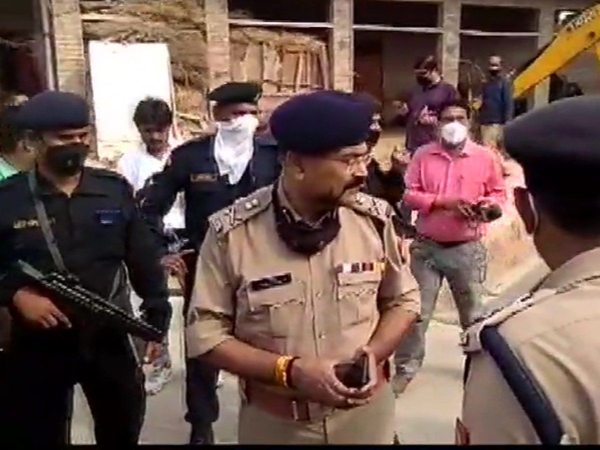कानपुर पुलिस पर जानलेवा हमला, मुठभेड़ में 2 अपराधी ढेर, तीन फरार हुए