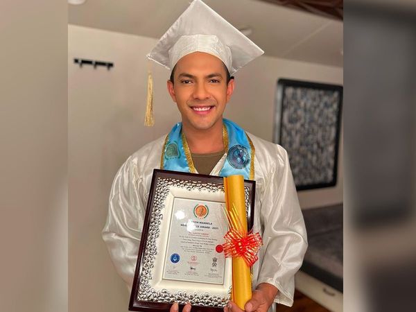 Indian Idol host Aditya Narayan received Honorary Doctorate
