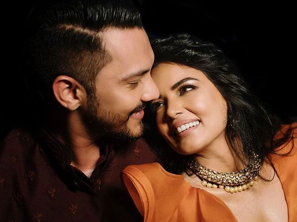 Aditya Narayan with wife Shweta Agarwal