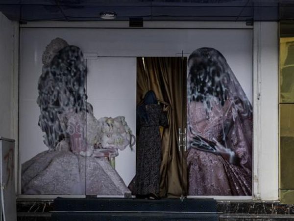 काबुल के ब्‍यूटी सैलून में जाती एक अफगान महिला 