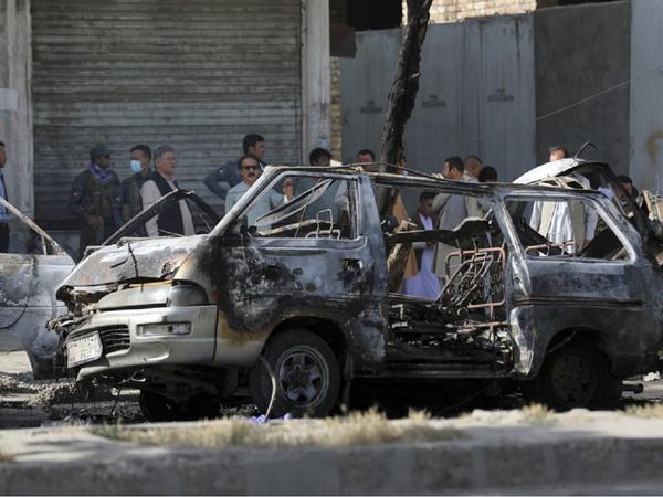काबुल में एक बम विस्‍फोट से क्षतिग्रस्‍त वाहन का निरीक्षण करते अफगान सुरक्षाकर्मी