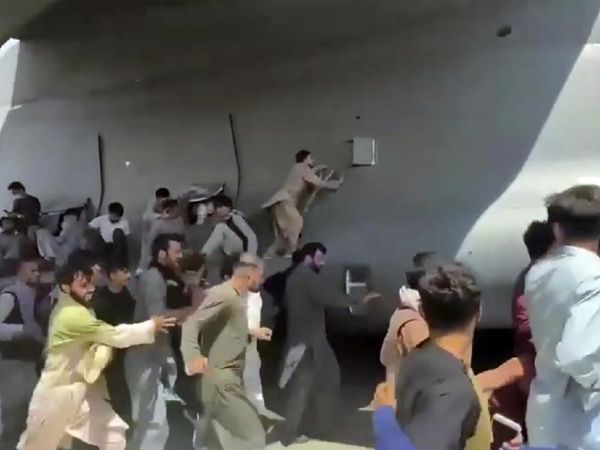 तालिबान से खौफजदा लोग अफगानिस्‍तान से किसी भी हाल में निकल जाना चाहते हैं