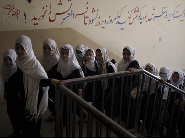 तालिबान ने सुनाया ऐसा फरमान, थम नहीं रहे लड़कियों के आंसू
