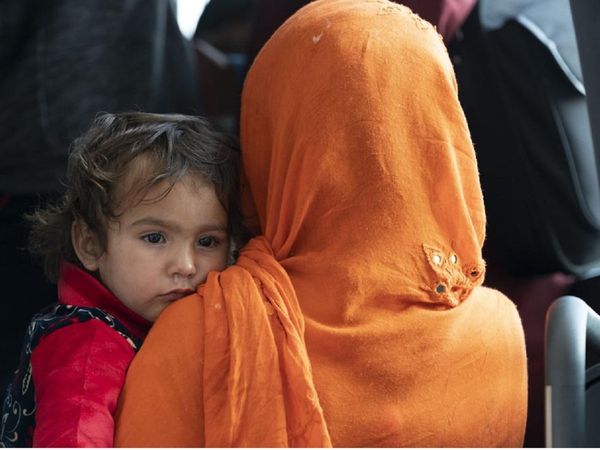 क्षत-विक्षत शव... धमाकों के निशान के बीच व्‍याकुल भीड़, Kabul Airport से फिर शुरू हुई उड़ानें