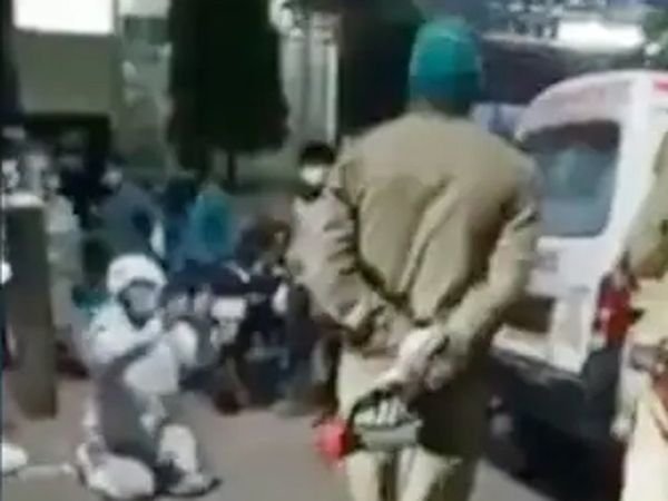 Agra man begs cops not to take away oxygen cylinder, mom dies after 2 hours 