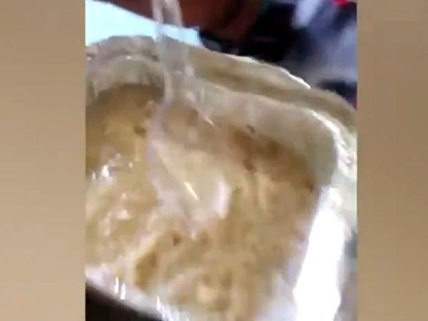 आगरा में कोविड-19 मरीजों को दिया गया कीड़े वाला भोजन, दो बहनों ने की शिकायत