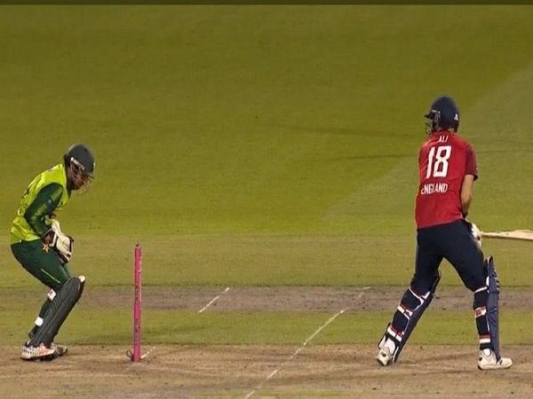 sarfaraz ahmed missed stumping of moeen ali