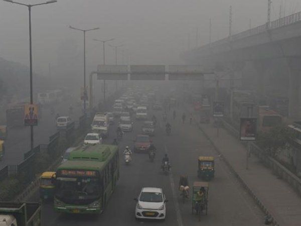 Delhi Air Pollution: दिल्ली की हवा में मामूली सुधार,AQI 398 पर पहुंचा