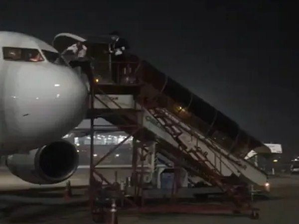 Coronavirus के खौफ से दहल उठा एयर एशिया का पायलट, बाहर निकलने के विए कॉकपिट विंडो का किया इस्तेमाल