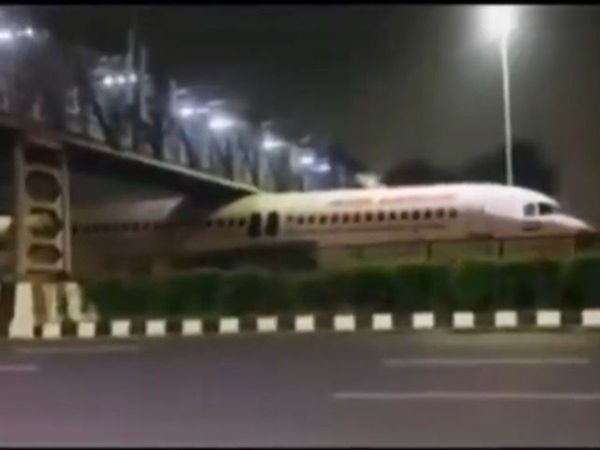 Air India Plane get stuck in foot over bridge viral video in hindi