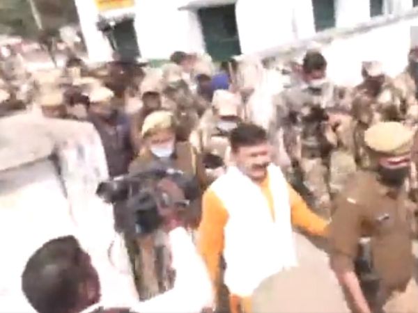 सुरक्षा घेरे में वोट डालने पहुंचे अजय मिश्र टेनी