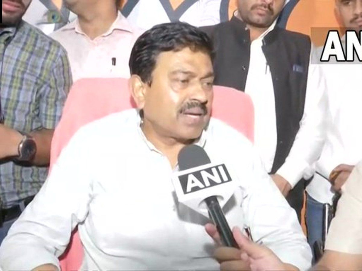 Ajay Misra: अजय मिश्र के इस्तीफे पर अड़ा विपक्ष, मंत्रालय में सरकारी काम निपटाते नजर आए गृह राज्य मंत्री