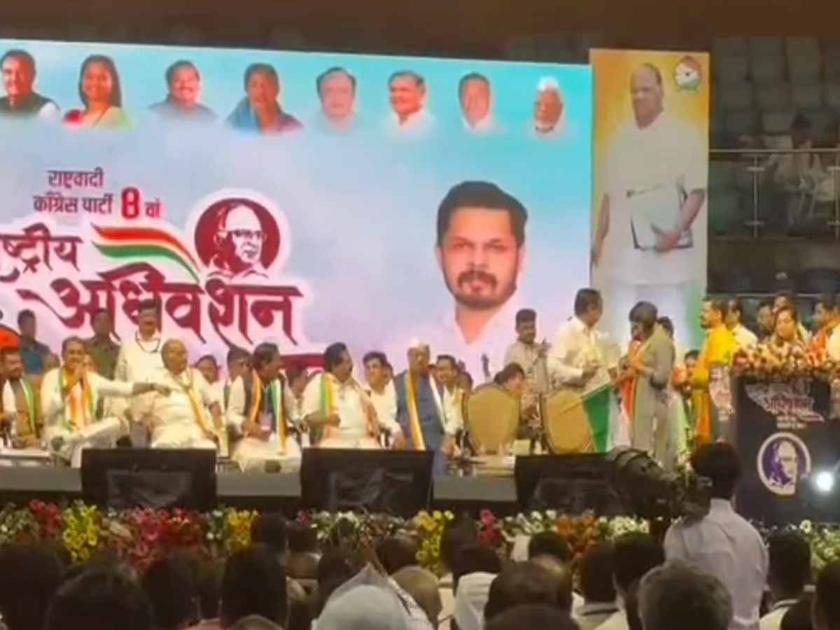 Ajit Pawar: दिल्ली में एनसीपी के अधिवेशन में ड्रामा, नाराज अजित पवार चाचा के सामने ही मंच छोड़कर निकले
