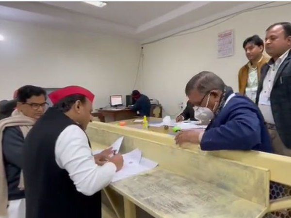 Akhilesh Yadav Nomination: अखिलेश यादव ने मैनपुरी के करहल से दाखिल किया पर्चा, कार्यकर्ताओं में दिखा भारी उत्साह Video