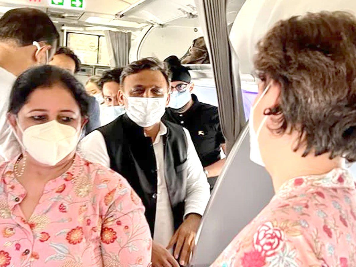 जब फ्लाइट में आमने-सामने पड़े अखिलेश यादव और प्रियंका गांधी, Viral हो गई फोटो, जानें क्या हुई बात