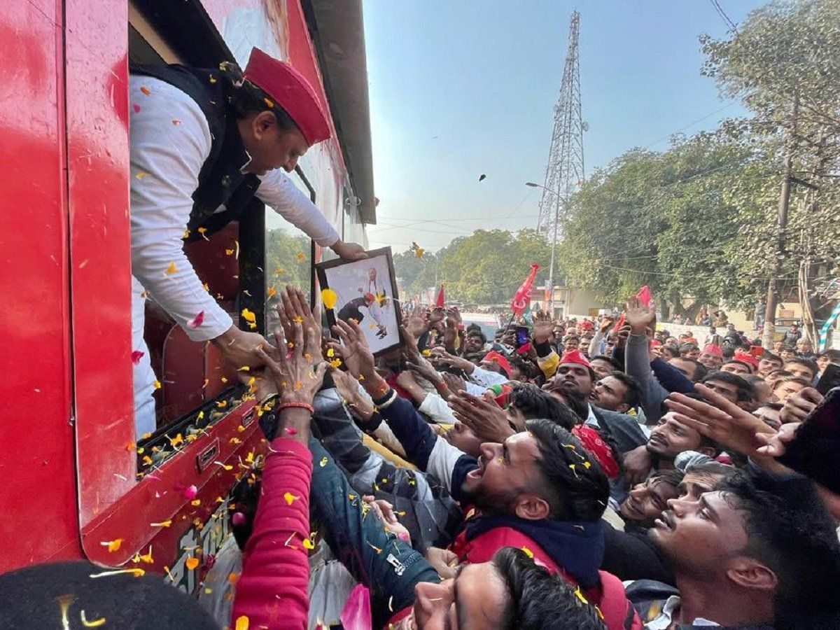 अखिलेश यादव का BJP पर हमला- सांड भी लाल रंग से डरता है, पीएम मोदी ने लाल टोपी पर साधा था निशाना
