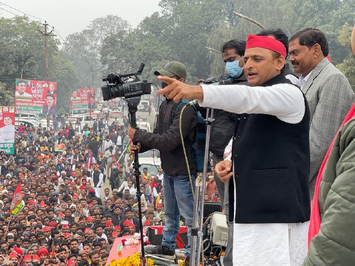 अखिलेश यादव का ऐलान- सांड के हमले में हुई मौत तो सपा सरकार देगी 5 लाख का मुआवजा