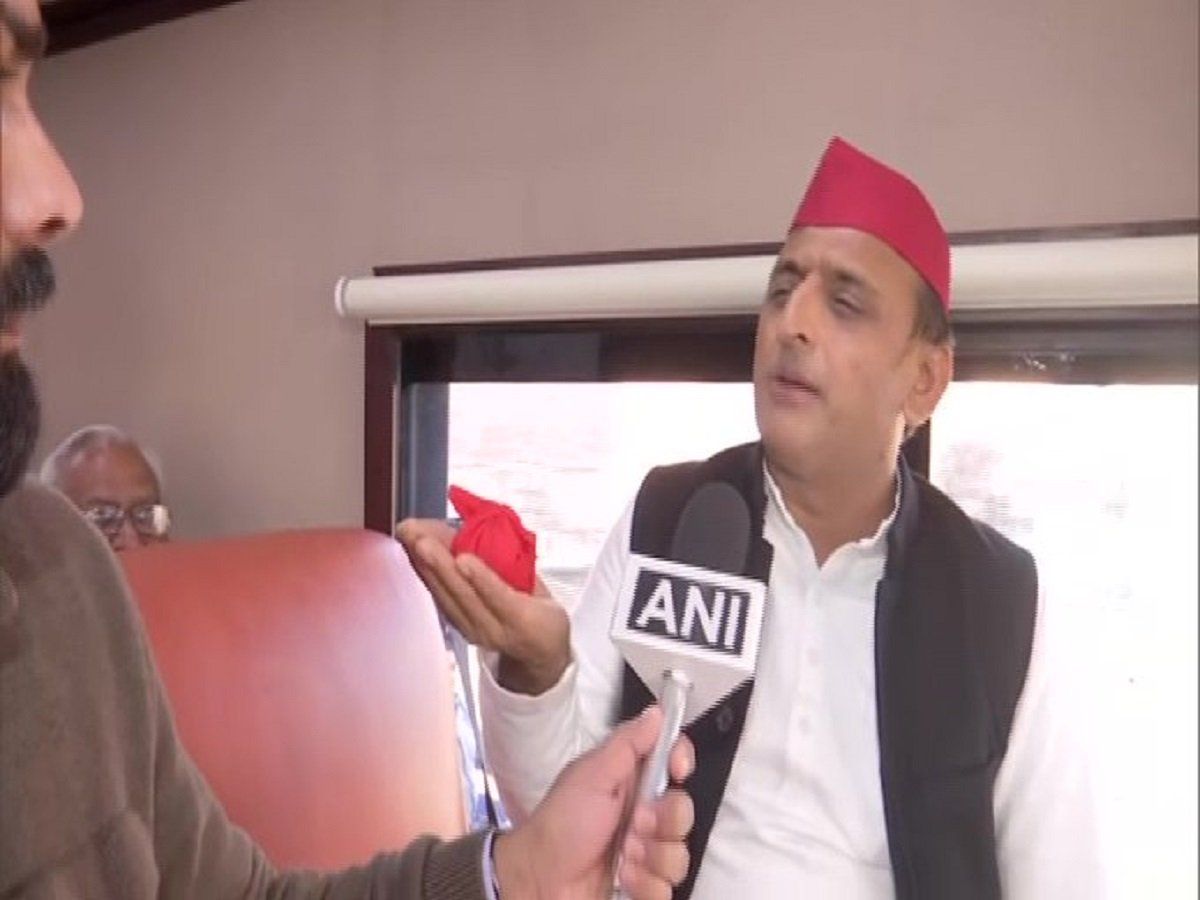 सिर पर लाल टोपी हाथ में लाल पोटली, अखिलेश यादव ने इस तरह से योगी सरकार पर साधा निशाना