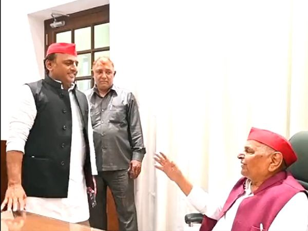 यूपी चुनाव बाद अखिलेश से मिले मुलायम, कहा- तुम अच्‍छा लड़े