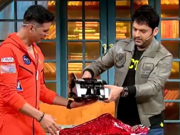 Kapil Sharma gift money counting machine to Akshay Kumar in the kapil sharma show 