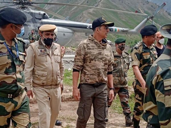 Akshay Kumar arrives forward post in north Kashmir meets BSF jawans guarding LoC