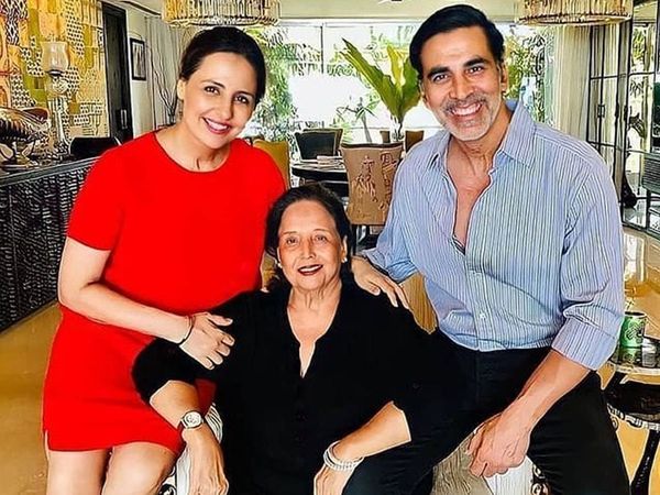 Akshay Kumar with His Sister and Mother