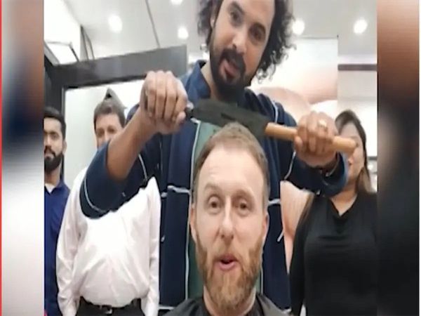 एक ऐसा नाई जो कैंची नहीं हथौड़े से करता है बालों की कटाई और छंटाई