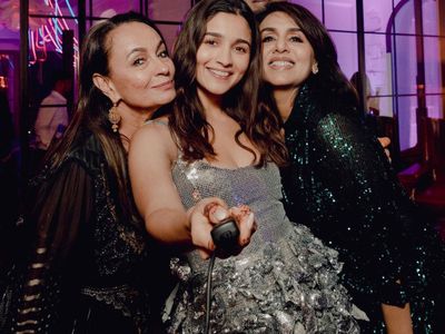 Alia Bhatt with Neetu Kapoor and Soni Razdan Alia Bhatt with Neetu Kapoor and Soni Razdan