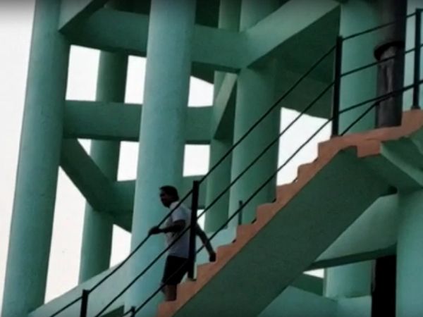 शराब की दुकानें खुलने से इतना खुश हुआ शख्‍स कि पानी की टंकी पर जा चढ़ा, खुद को समझने लगा 'शोले' का धर्मेंद्र