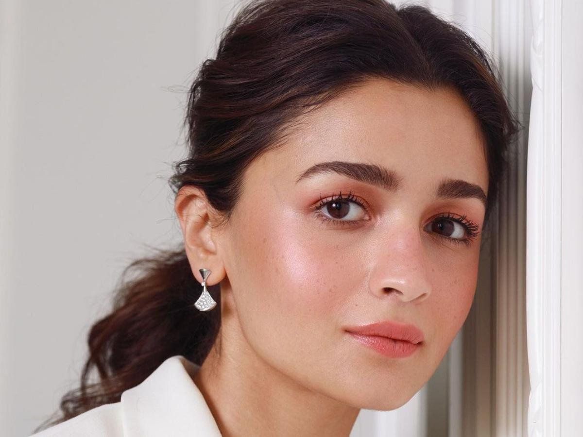 Alia Bhatt Beauty Hacks: आलिया भट्ट के बेदाग त्वचा का राज जानना है तो जरूर फॉलो करें ये आसान ब्यूटी हैक्स