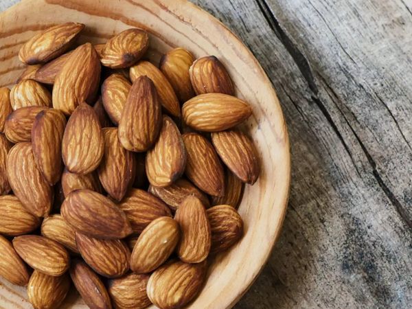 badam ke fayde in hindi, almond beauty benefits