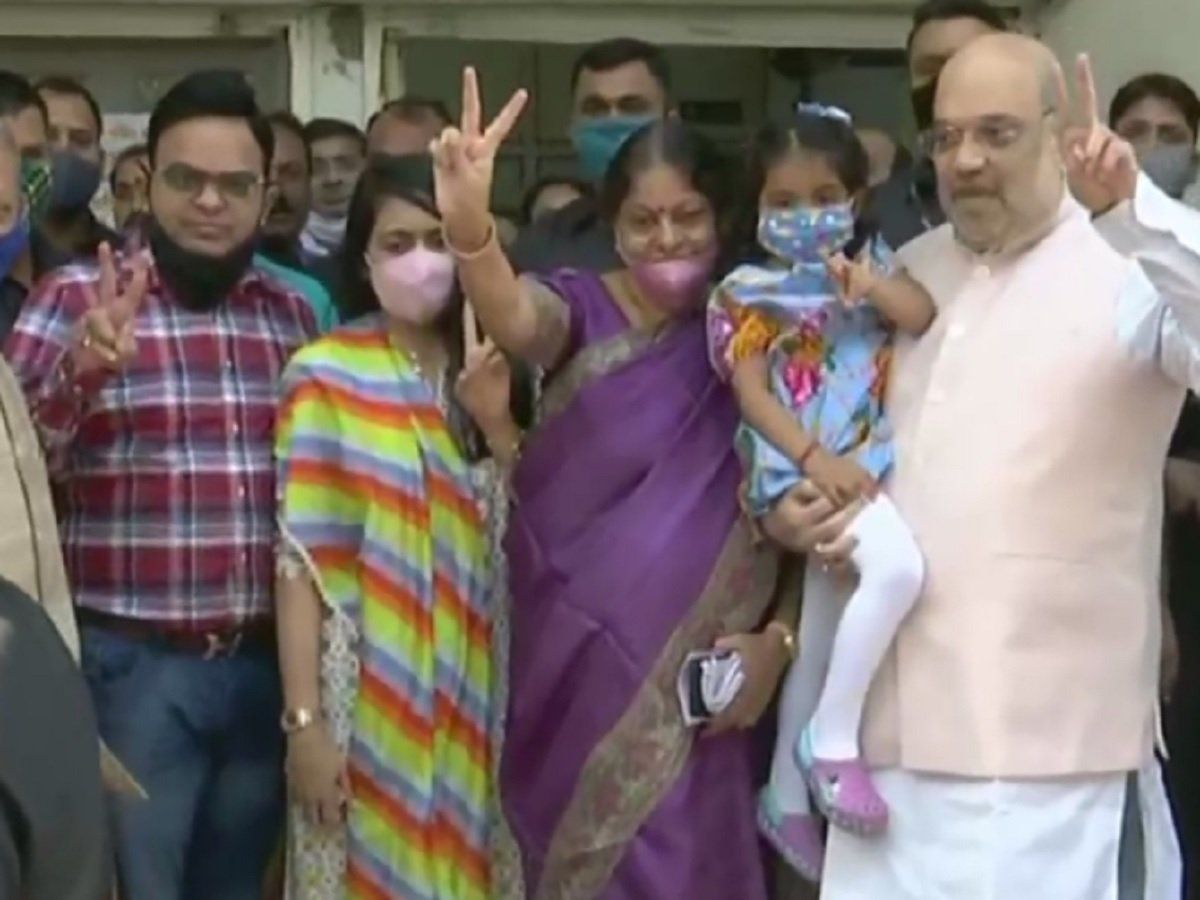 Gujarat local body polls: परिवार के साथ वोट डालने पहुंचे गृह मंत्री अमित शाह, बेटे जय शाह भी दिखे साथ