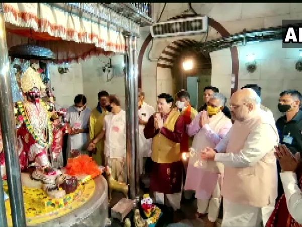 शुक्रवार को उन्‍होंने कोलकाता के दक्षिणेश्‍वर काली मंदिर में  पूजा-अर्चना की