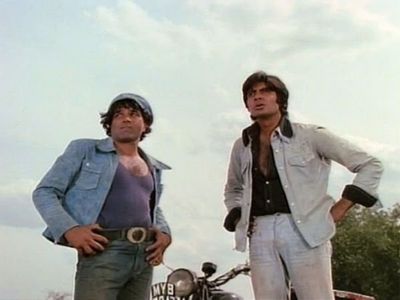 Amitabh Bachchan and Dharmendra in Sholay Amitabh Bachchan and Dharmendra in Sholay