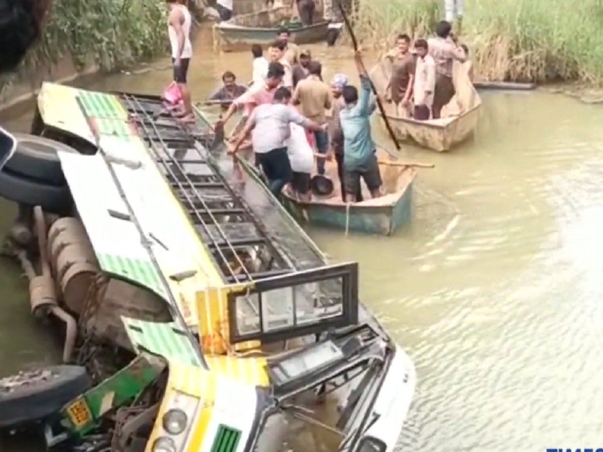 Andhra Pradesh Bus Accident: आंध्र प्रदेश में पुल से नहर में गिरी बस, 9 की मौत, 22 घायल