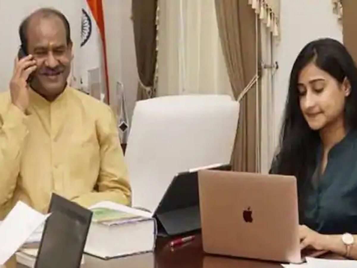 IAS में बैकडोर एंट्री विवाद : ट्रोलर्स को ओम बिड़ला की बेटी ने इस तरह से दिया जवाब