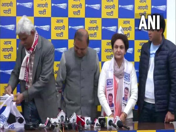 Delhi: Anju Sehwag, sister of former cricketer Virender Sehwag, joins Aam Aadmi Party 
