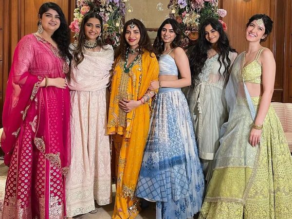Mohit marwah wife Antara Motiwala| Antara Motiwala baby shower Attend| Rhea kapoor Karan with Sonam kapoor| मोहित मारवाह की पत्नी अंतरा की गोद भराई में दिखे सोनम-रिया और अर्जुन|