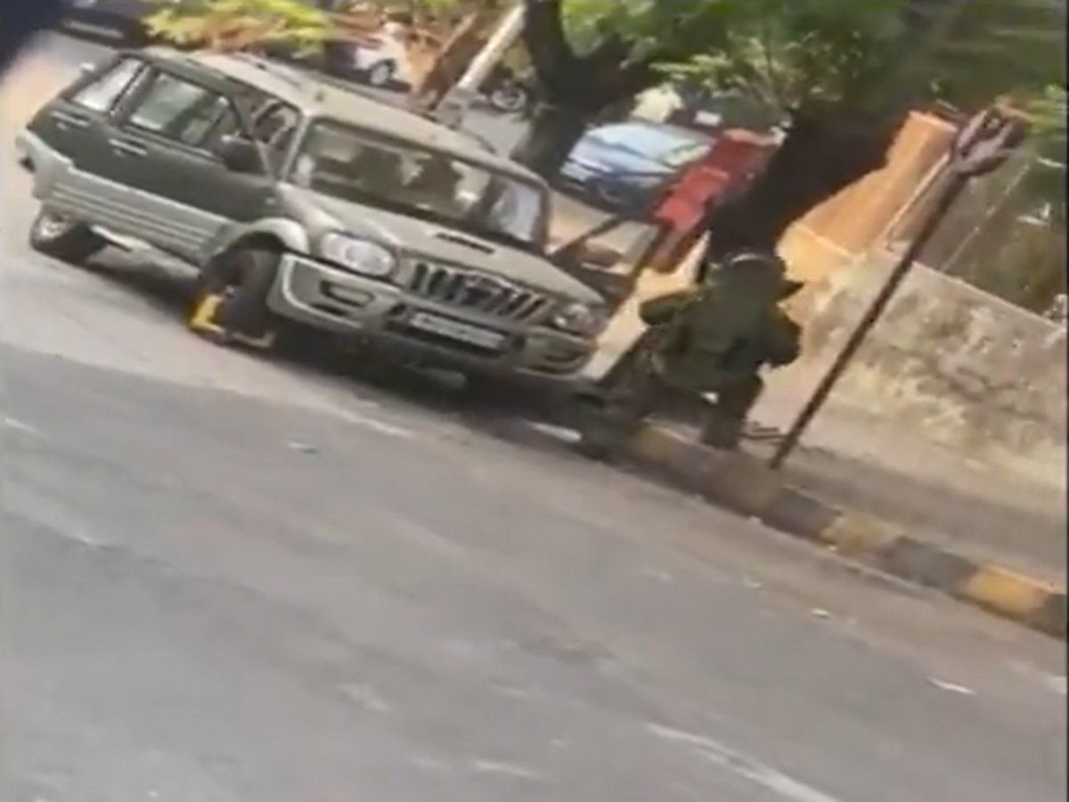 Antilia | 'कार को विस्फोट से उड़ाने के लिए काफी हैं जिलेटिन की 21 छड़ें', मुकेश  अंबानी के घर के बाहर मिली है संदिग्ध SUV, Vehicle With Explosives Found  Near Mukesh Ambani's