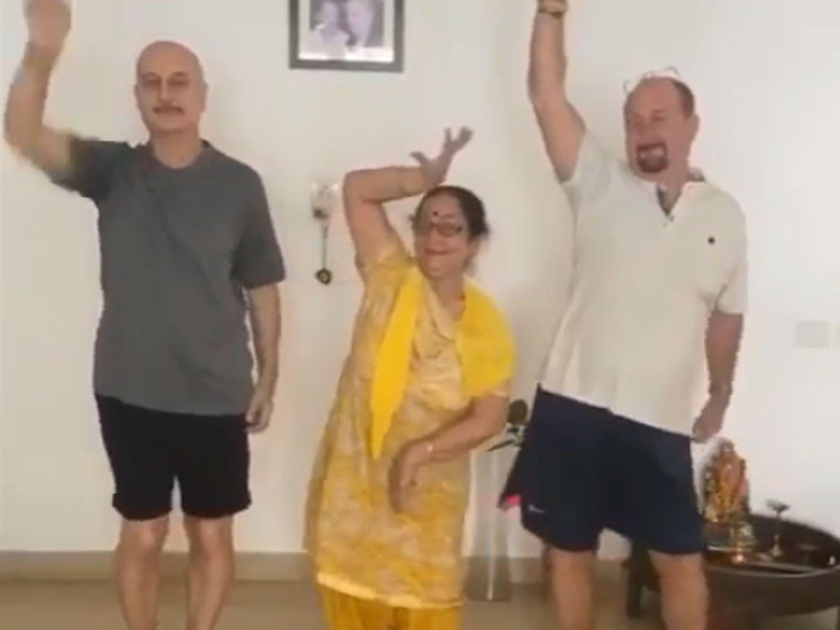 अनुपम खेर ने मां और भाई संग किया डांस, मजेदार वीडियो शेयर कर लिखा- ऐसी चीजें रोज- रोज देखने को नहीं मिलती