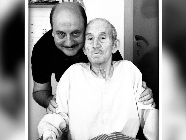 the Kashmir files: Anupam Kher last photo with his father Pushkar Nath before 11 days before his death-