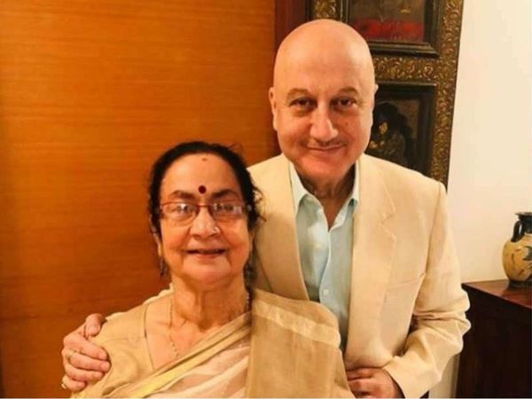 Anupam kher mother Dulari brother raju kher and 2 more Family Corona