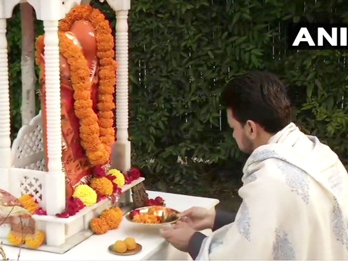Budget 2021: बजट से पहले वित्त राज्य मंत्री अनुराग ठाकुर ने की हनुमान जी की पूजा, कहा-अच्छा रहेगा बजट