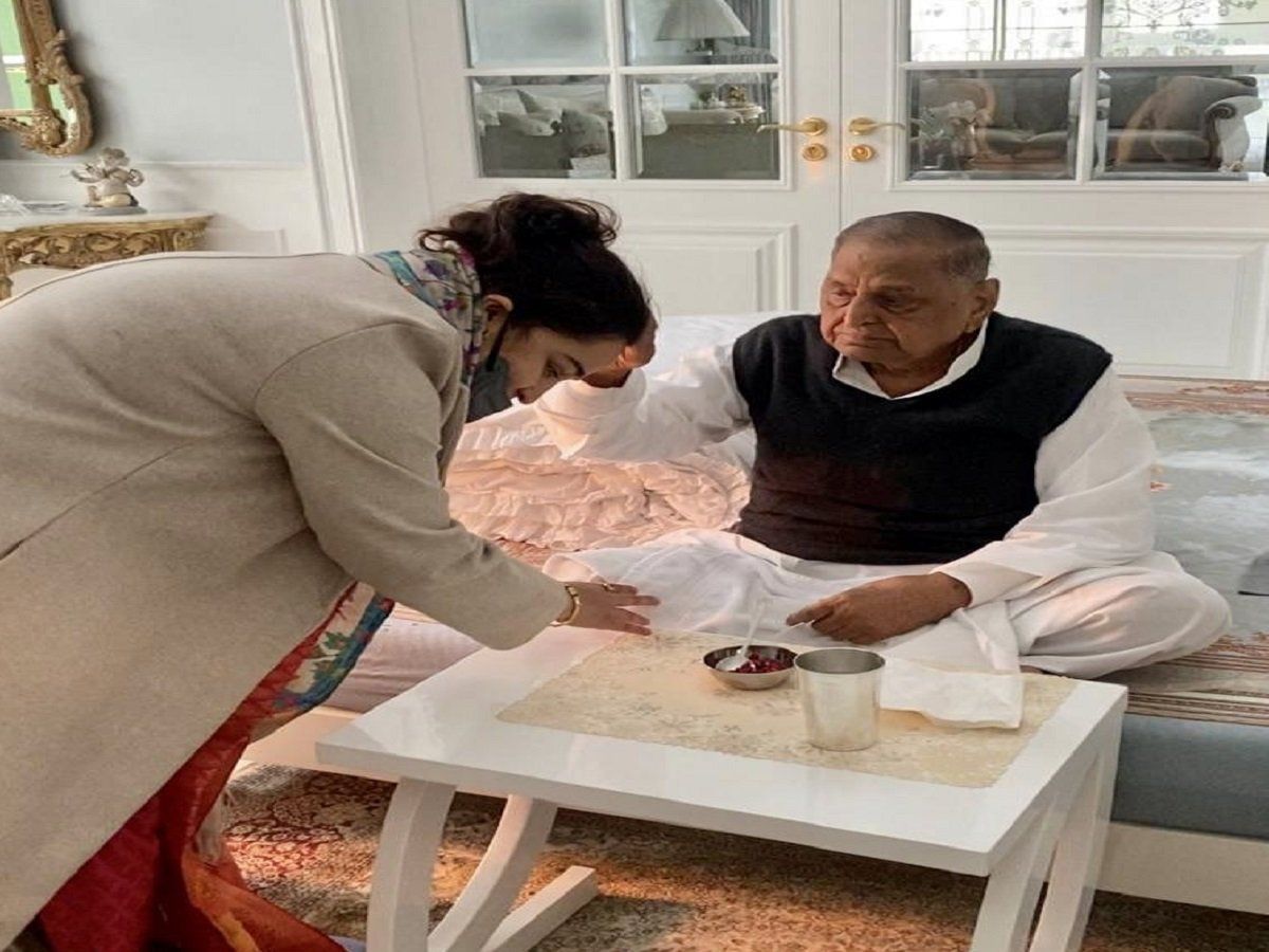 बीजेपी में शामिल होने के बाद बहू अपर्णा यादव ने मुलायम सिंह यादव के छूए पैर, जीत का मांगा आशीर्वाद