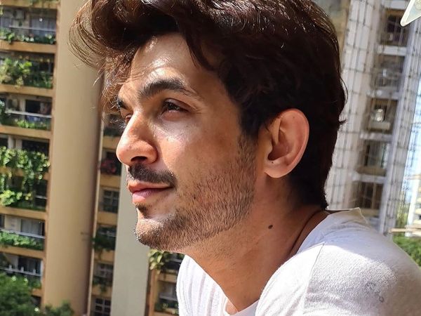 corona patient in Arjun Bijlani building know naagin actor rection 
