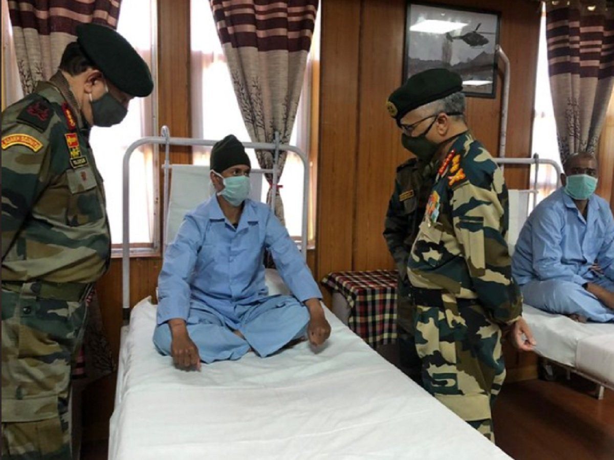 2 दिन के लद्दाख दौरे पर सेना प्रमुख जनरल नरवणे, सैन्य अस्पताल में सैनिकों से की मुलाकात