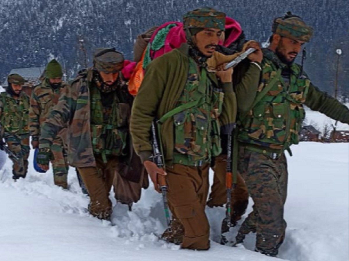 घुटनों तक बर्फ-2 KM पैदल चल; इस तरह जवानों ने गर्भवती महिला को कंधों पर उठा पहुंचाया सड़क तक