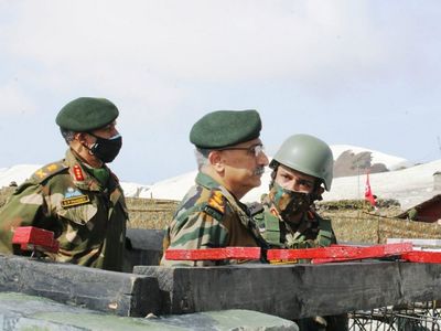 सेना प्रमुख जनरल एम एम नरवणे ने LoC पर सुरक्षा हालात का जायजा लिया सेना प्रमुख जनरल एम एम नरवणे ने LoC पर सुरक्षा हालात का जायजा लिया