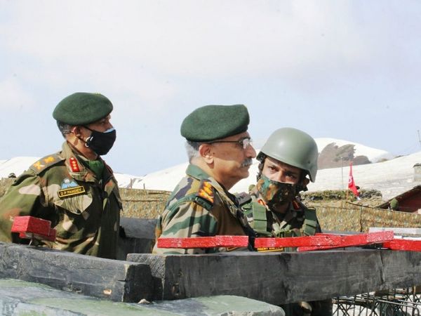 सेना प्रमुख जनरल एम एम नरवणे ने LoC पर सुरक्षा हालात का जायजा लिया