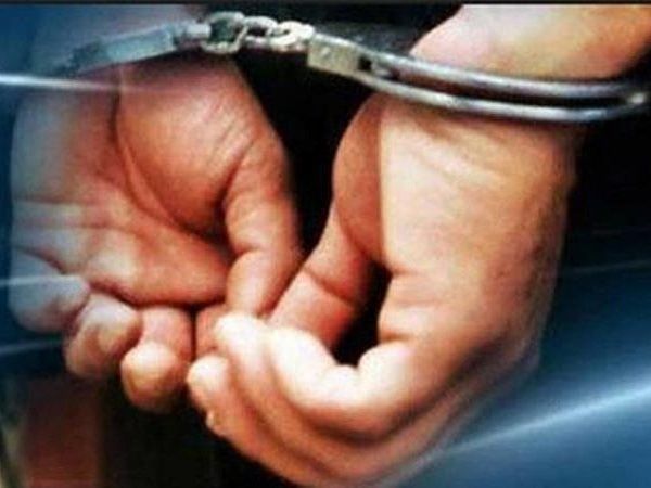 gold smuggling woman arrested in Kolkata